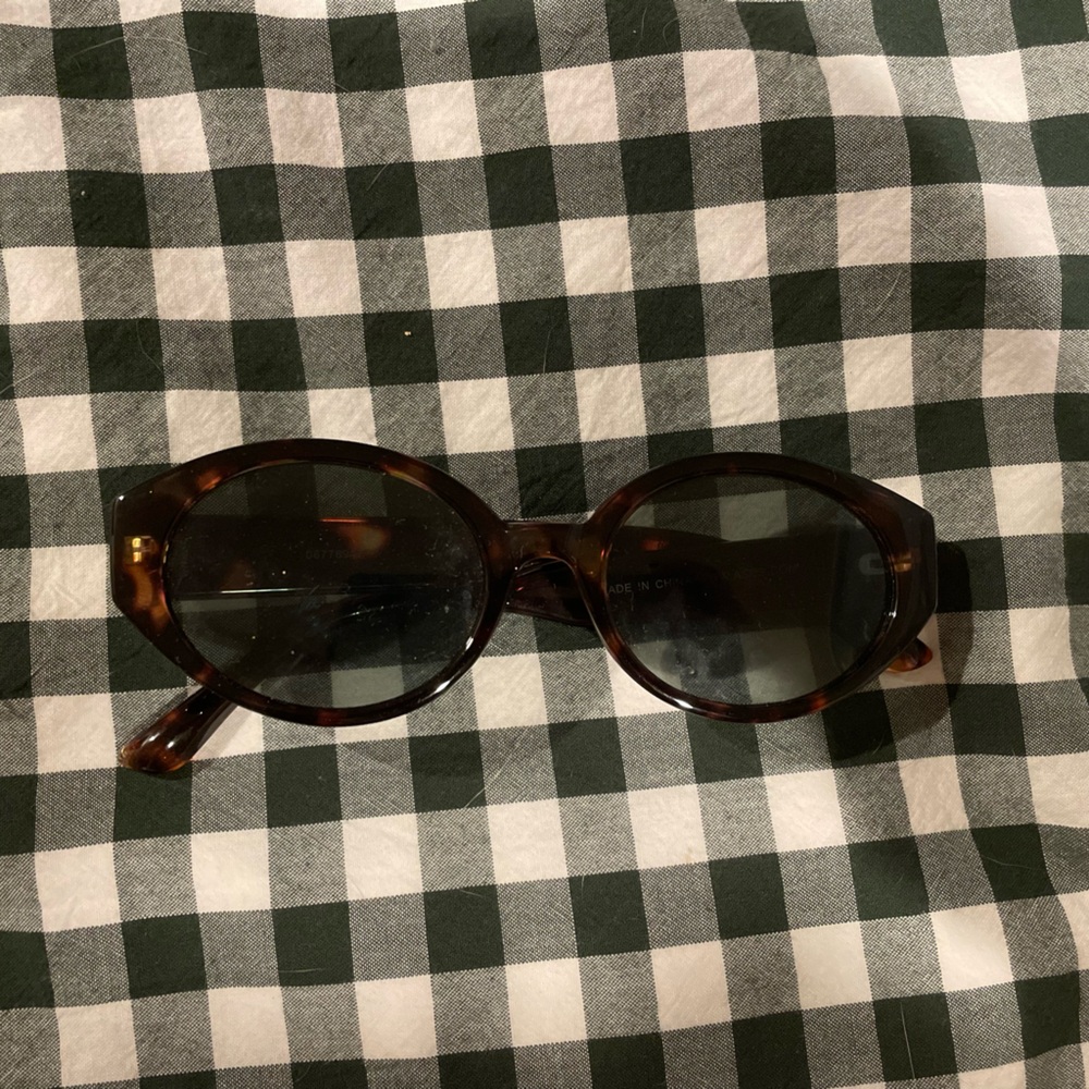 Tortoise Shell Oval Sunglasses - Picture 4 of 5